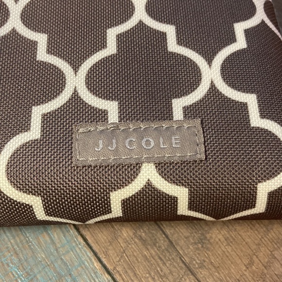 JJ Cole Diaper Changing Clutch - Picture 2 of 7